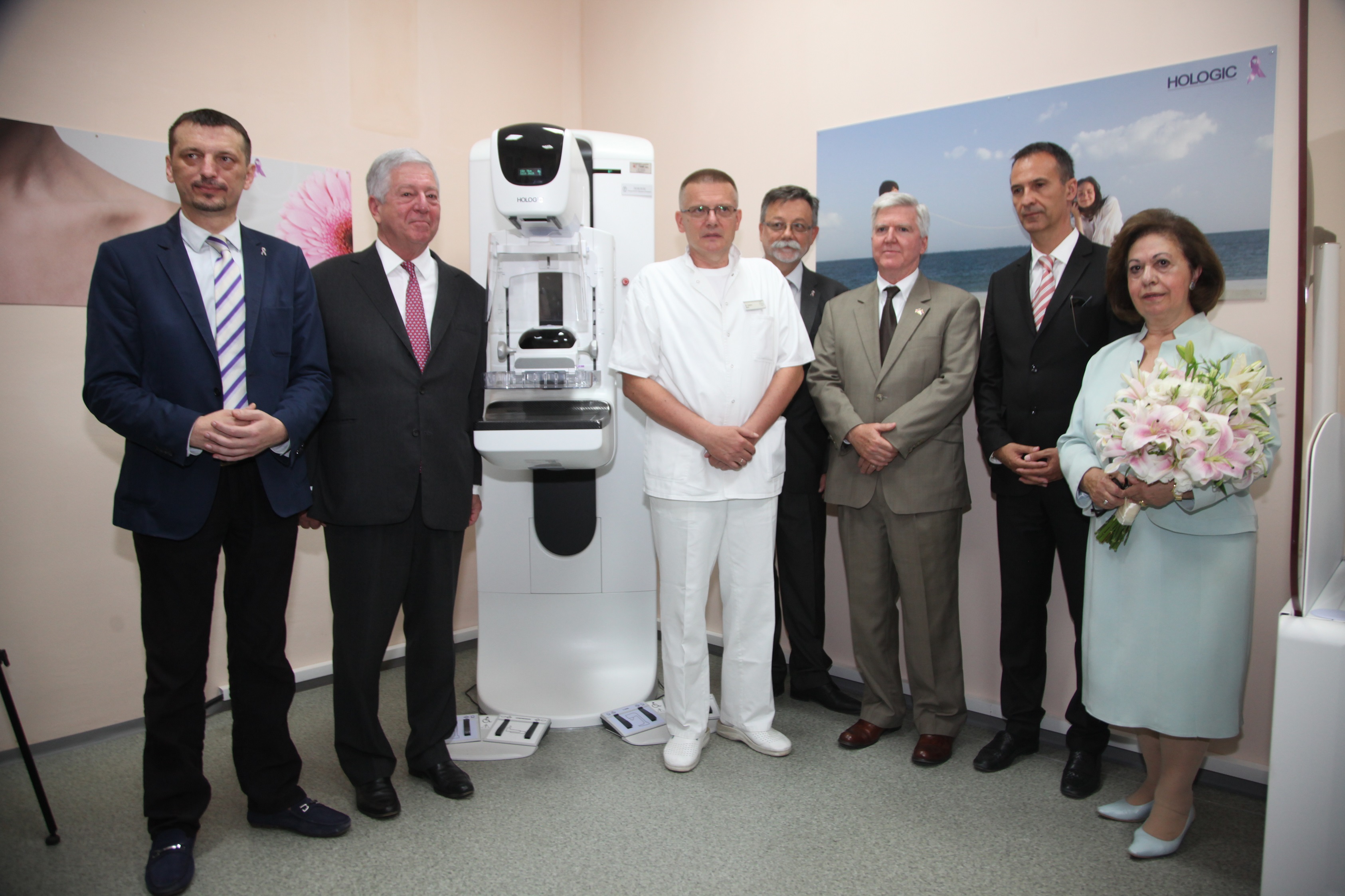 Crown Princess Katherine Foundation Delivers 300,000 Dollar Mammography Machine And Patient Monitor To Clinical Center Nis