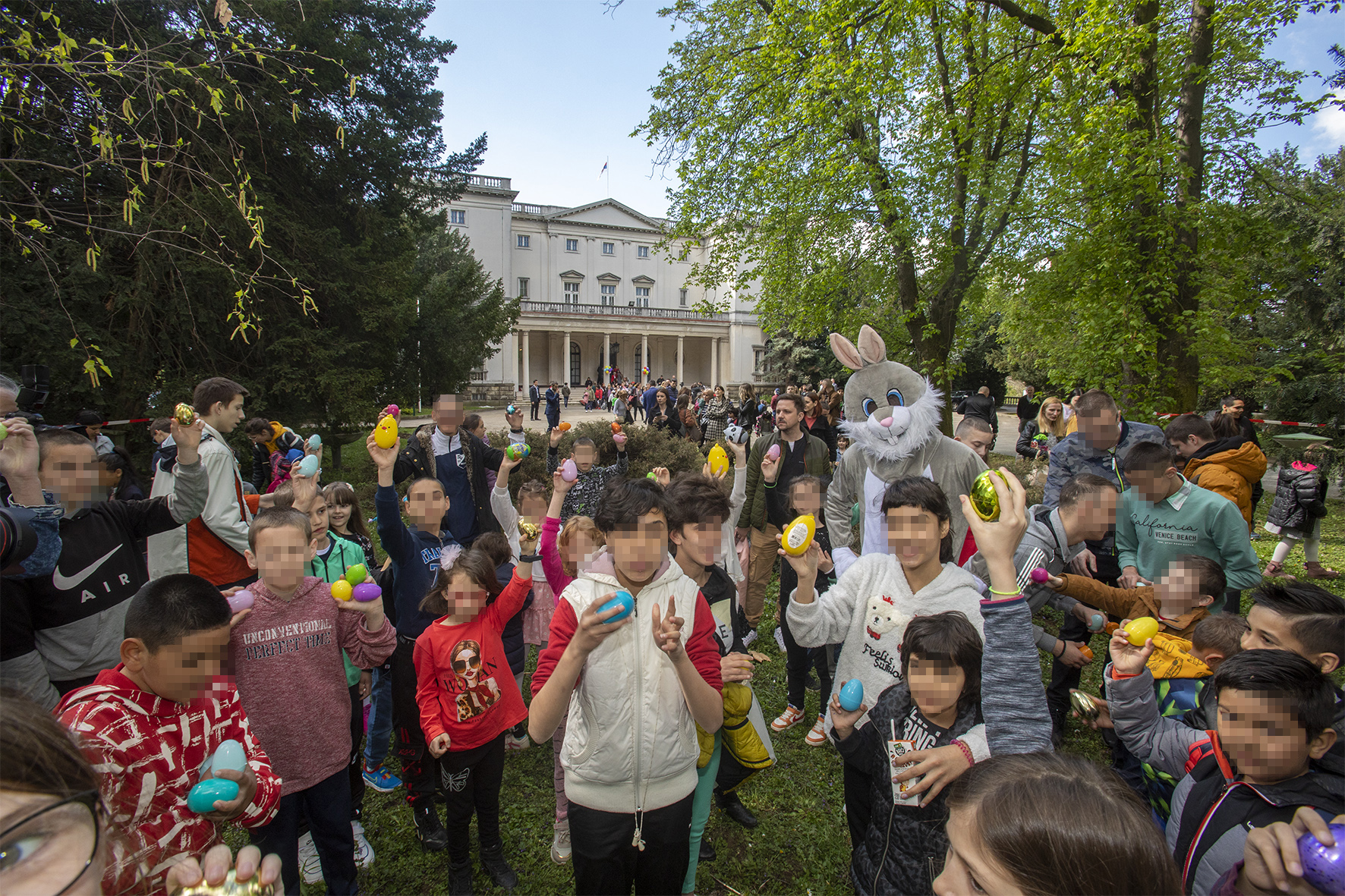 ROYAL FAMILY REJOICES MORE THAN 1,000 CHILDREN FOR EASTER